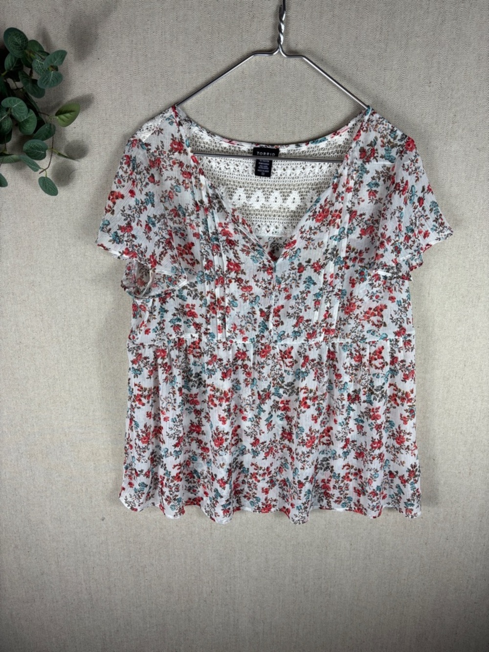 torrid > White Floral V-Neck Flutter-Sleeve Blouse with Teal Accents 00